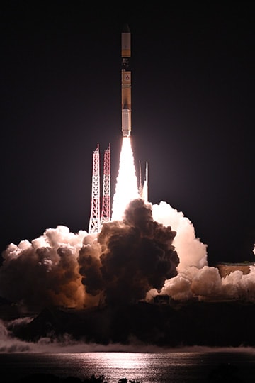 発射台を離れたH-IIAロケット50号機