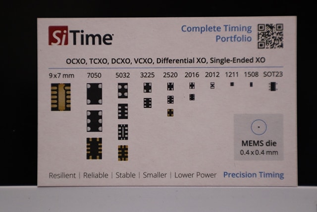 名刺サイズのカードに実寸大で並べたSiTimeのMEMS製品一覧