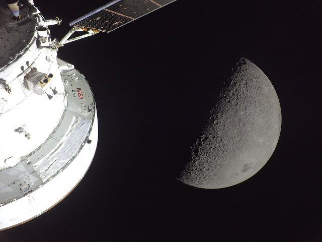 アルテミスIIのオライオン宇宙船（左）と、月