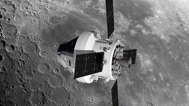 月の上空を飛行するオライオン宇宙船の想像図