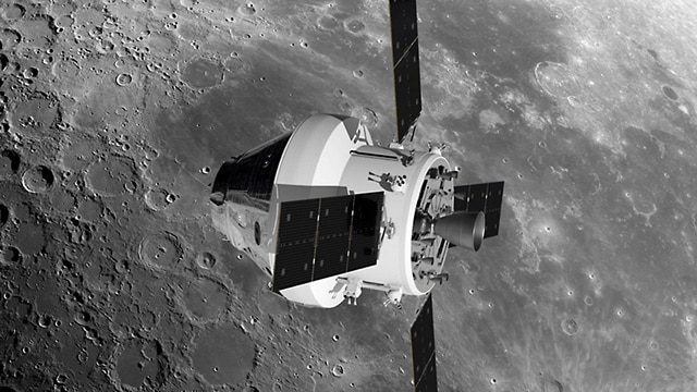 月の上空を飛行するオライオン宇宙船の想像図