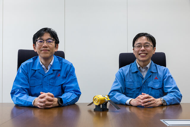 HTV-Xの開発を担当した藤原さん（左）と御子柴さん（右）