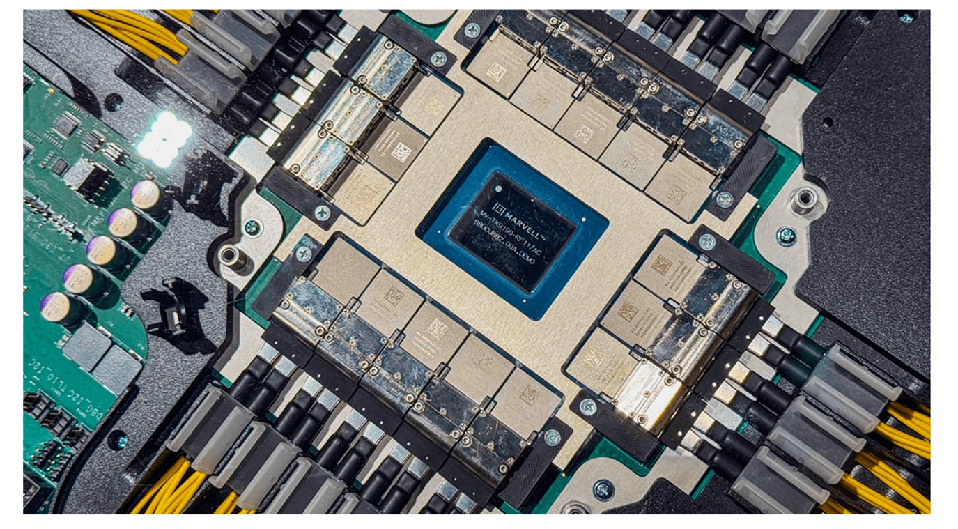 半導体チップで処理するデータを光信号で入出力する時代が到来