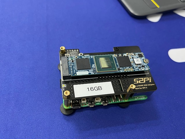 ラズベリーパイ基板上にEdgeCortixのSAKURA－IIを重ねて搭載したボード