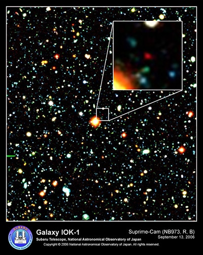 すばる望遠鏡により発見された遠方銀河「IOK-1」（右上の枠内中央にある赤い点）の写真