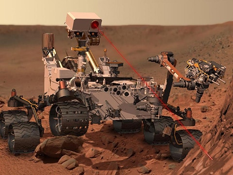 火星の地表で、生命の構成要素である有機物を探査する「キュリオシティ」の写真