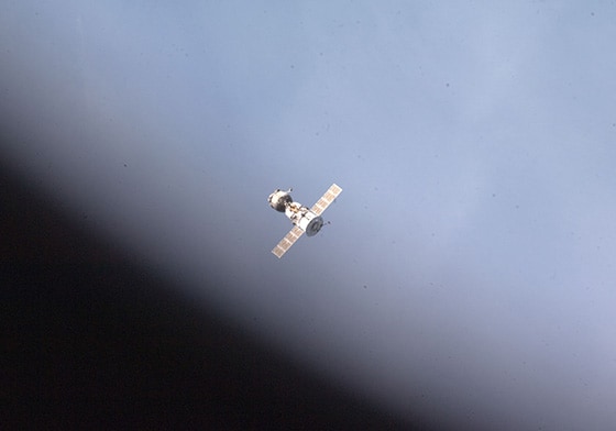 ISSから分離したソユーズTMA-04Mの写真